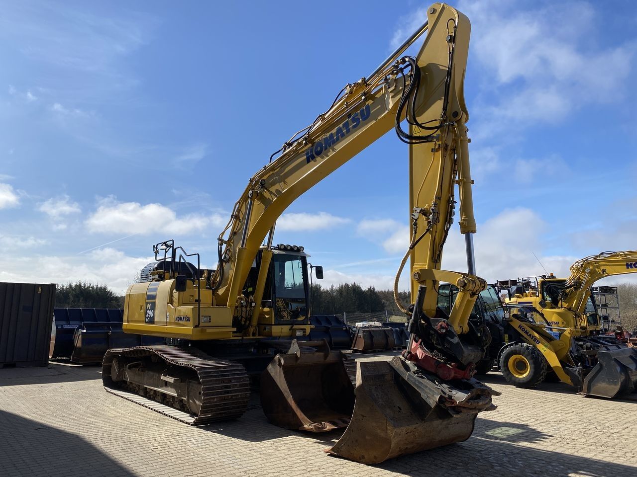 2018 Komatsu PC290LC-11 crawler excavator, side view 2018 Komatsu PC290LC-11 crawler excavator, side view