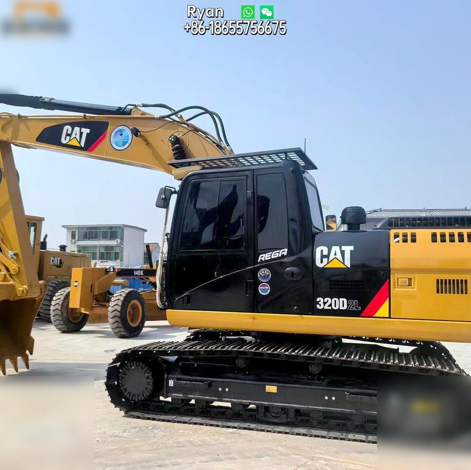 Koparka gąsienicowa Caterpillar 320D2L z 2013 roku, widok z boku Koparka gąsienicowa Caterpillar 320D2L z 2013 roku, widok z boku