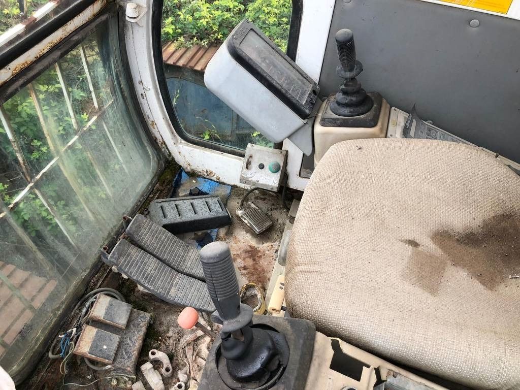 2002 Hitachi HE 280 ICE crawler excavator interior view