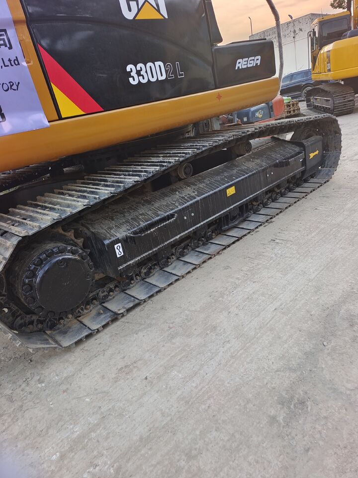 2025 Caterpillar 330D2L crawler excavator side view of tracks 2025 Caterpillar 330D2L crawler excavator side view of tracks
