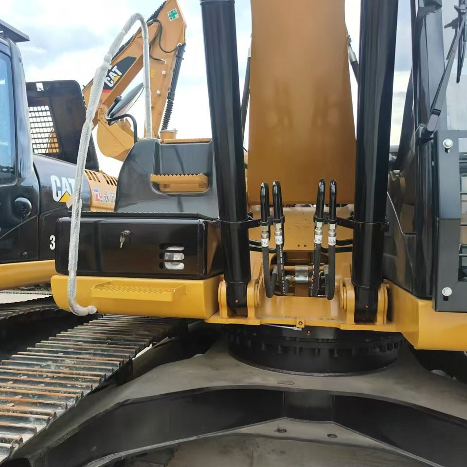 2022 Caterpillar 323D2L crawler excavator rear view 2022 Caterpillar 323D2L crawler excavator rear view
