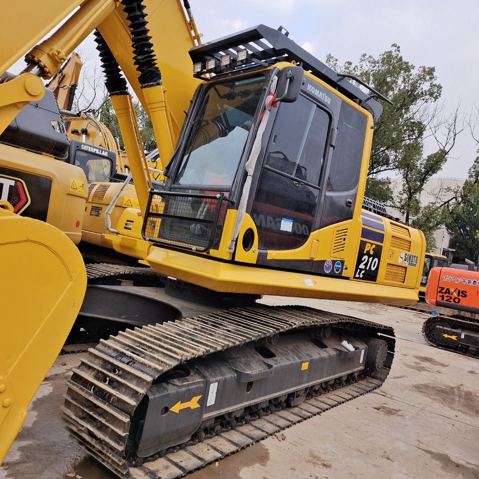 2024 Komatsu PC210LC-8 crawler excavator, side view 2024 Komatsu PC210LC-8 crawler excavator, side view