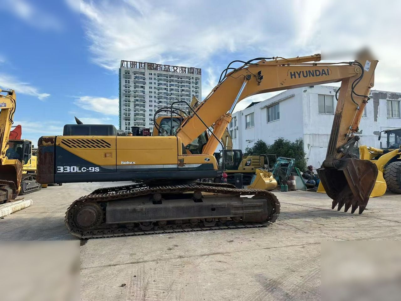 2019 Hyundai R330LC-9S crawler excavator, side profile view 2019 Hyundai R330LC-9S crawler excavator, side profile view