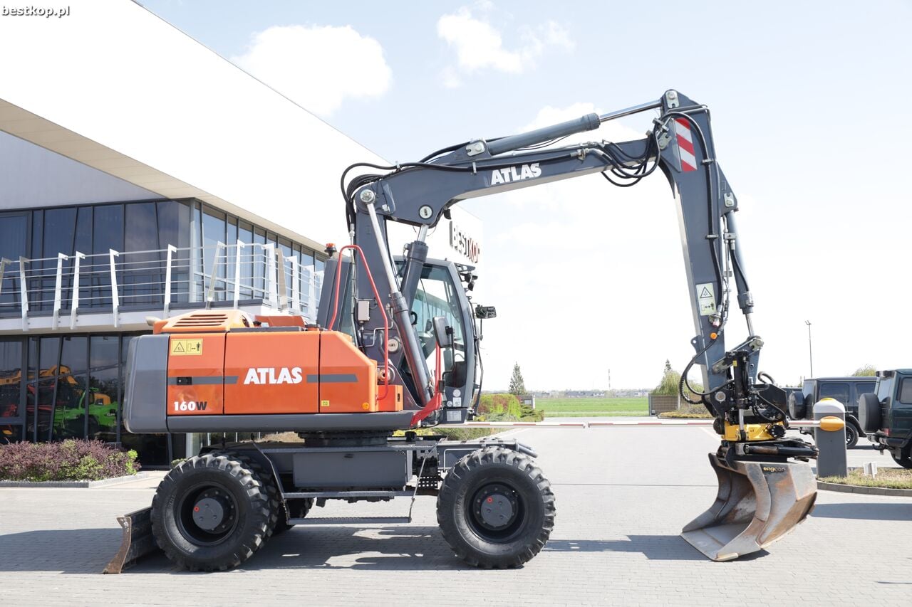 2016 Atlas 160W wheel excavator side view