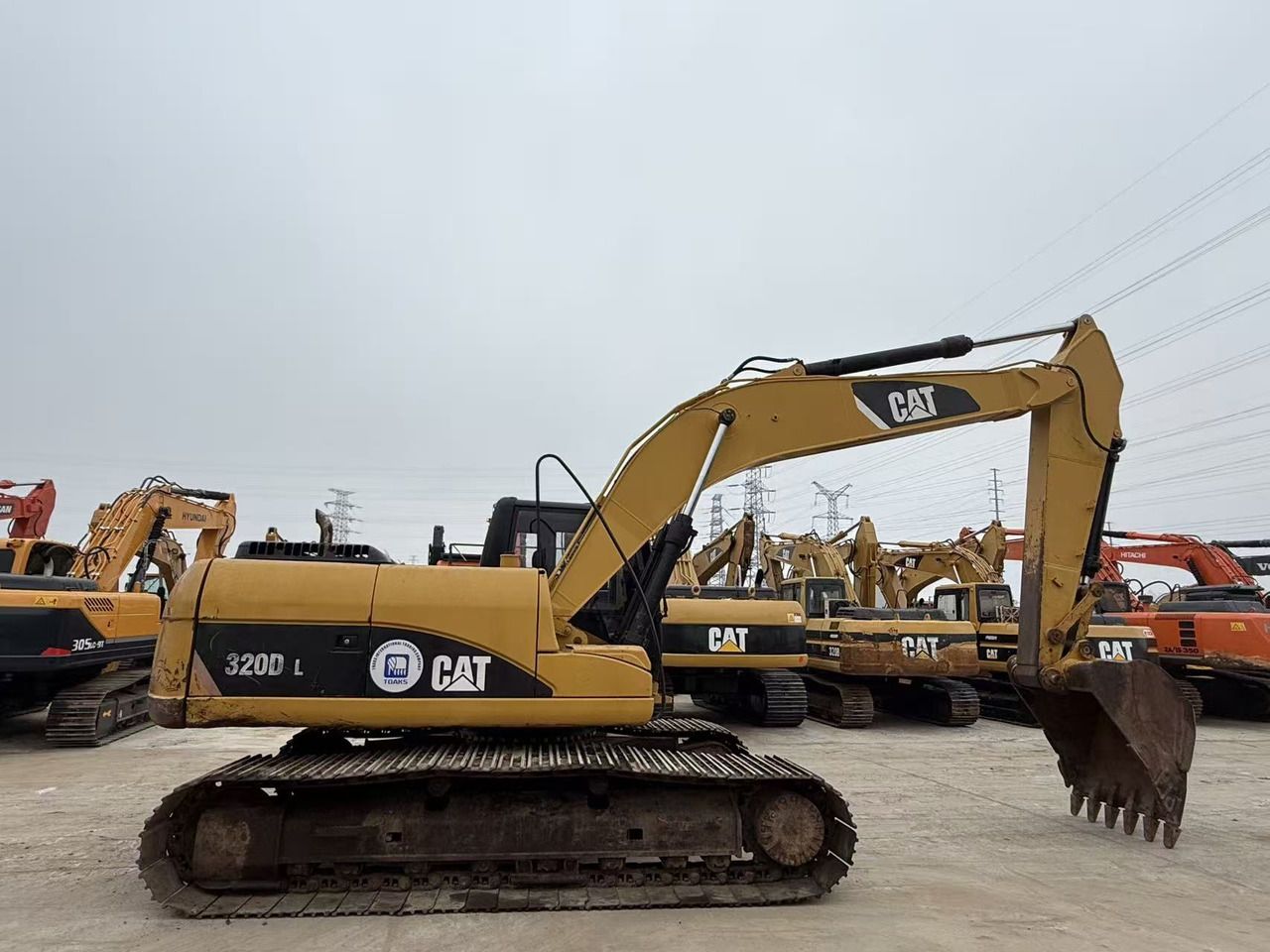 Escavatore cingolato Caterpillar 320D L del 2014, vista laterale Escavatore cingolato Caterpillar 320D L del 2014, vista laterale