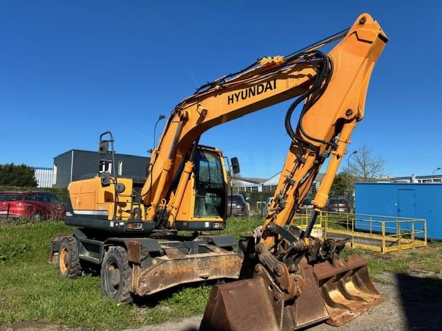2010 Hyundai R140W-9 wheel excavator, side view
