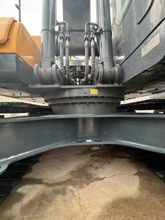 2022 Hyundai 225LVS crawler excavator swing bearing and hydraulic detail 2022 Hyundai 225LVS crawler excavator swing bearing and hydraulic detail
