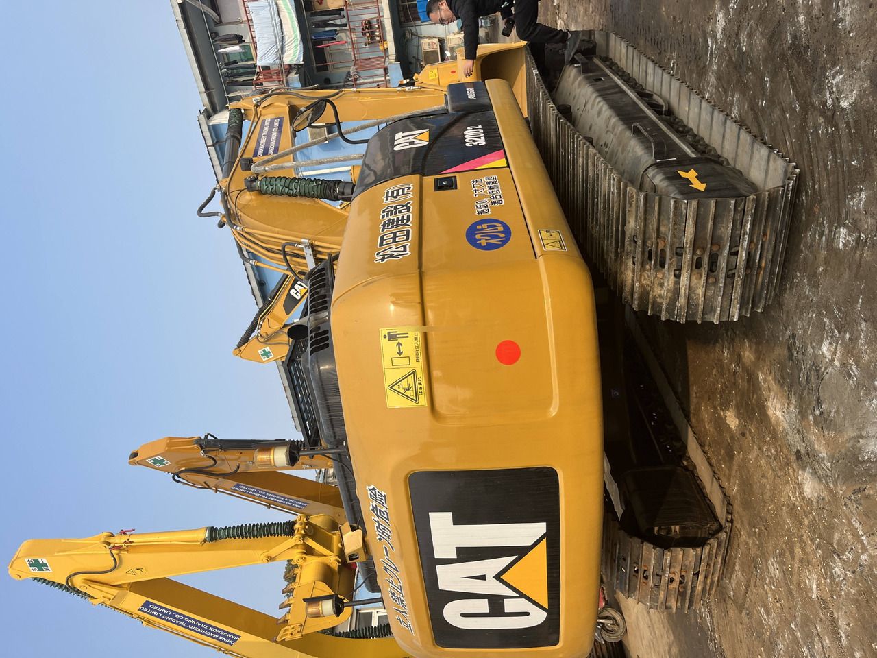2016 Caterpillar 320D crawler excavator, rear three-quarter view