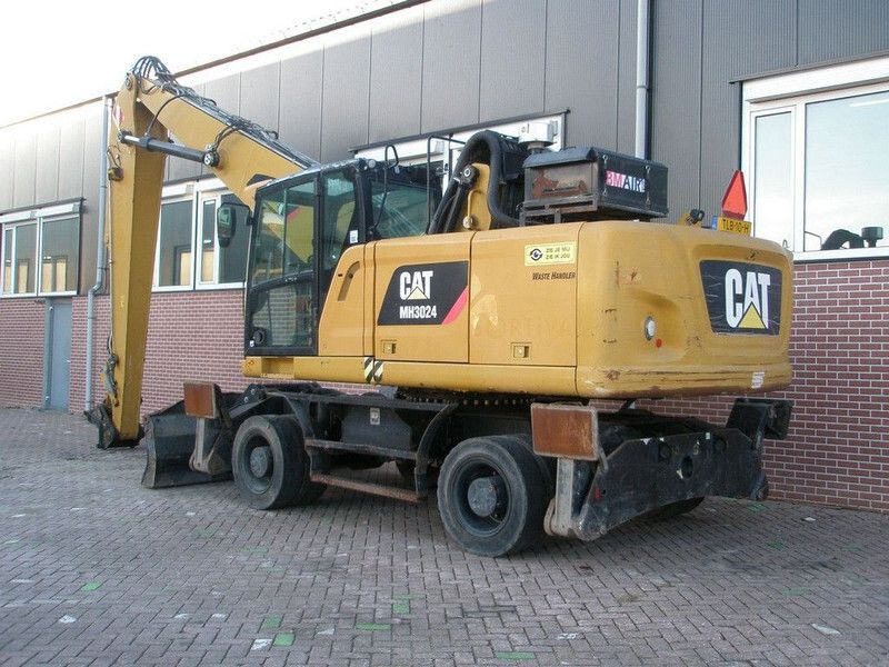 2015 Caterpillar MH3024 material handler, rear three-quarter view 2015 Caterpillar MH3024 material handler, rear three-quarter view