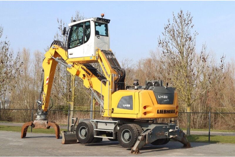 2018 Liebherr LH 22 M material handler with sorting grab and blade, side view 2018 Liebherr LH 22 M material handler with sorting grab and blade, side view
