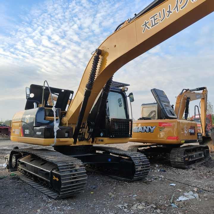 Escavatore cingolato Caterpillar 320D del 2020, vista laterale Escavatore cingolato Caterpillar 320D del 2020, vista laterale