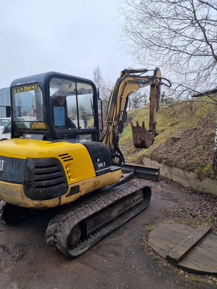 2001 Caterpillar 304.5 mini excavator, rear three-quarter view