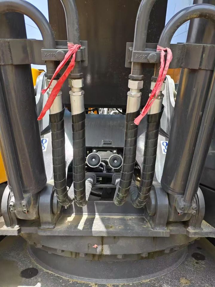 2022 Volvo EC2500L crawler excavator hydraulic hose detail