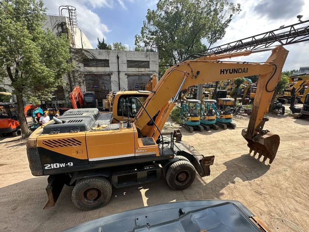 2023 Hyundai R210W-9 Escavatore Gomma