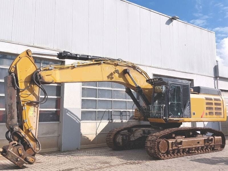 2019 Caterpillar 352F crawler excavator, side view 2019 Caterpillar 352F crawler excavator, side view