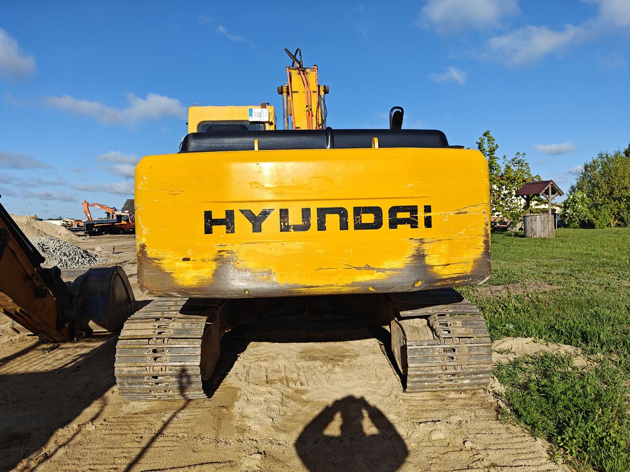 2004 Hyundai R210LC-7 crawler excavator, rear view 2004 Hyundai R210LC-7 crawler excavator, rear view