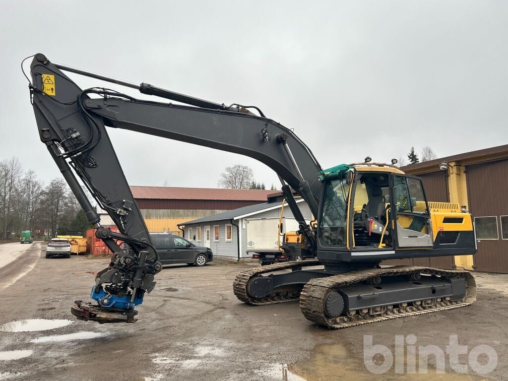 2011 Volvo EC250DL crawler excavator, side view 2011 Volvo EC250DL crawler excavator, side view