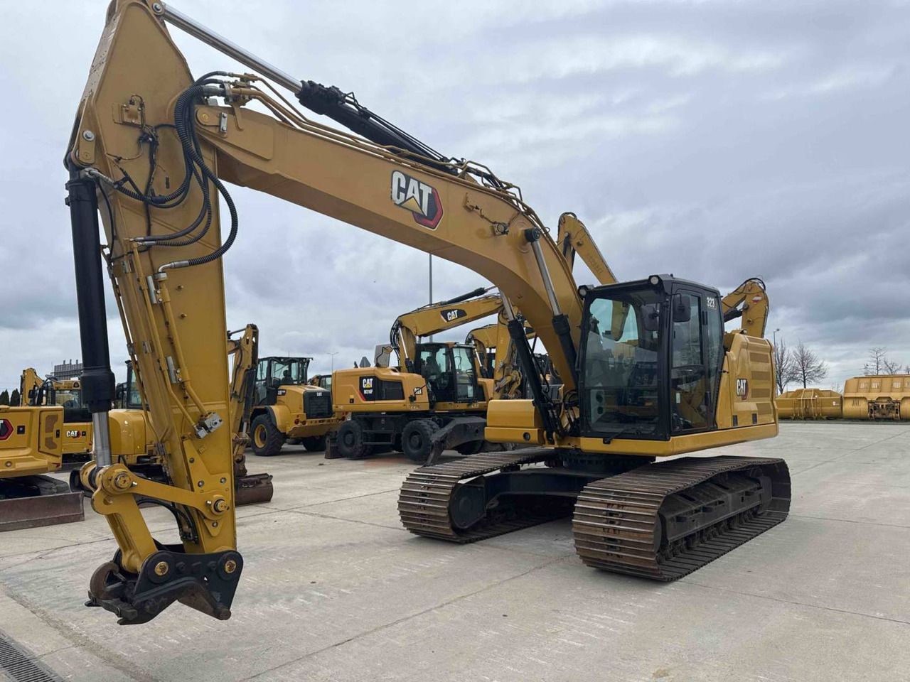2022 Caterpillar 323 crawler excavator, front three-quarter view 2022 Caterpillar 323 crawler excavator, front three-quarter view