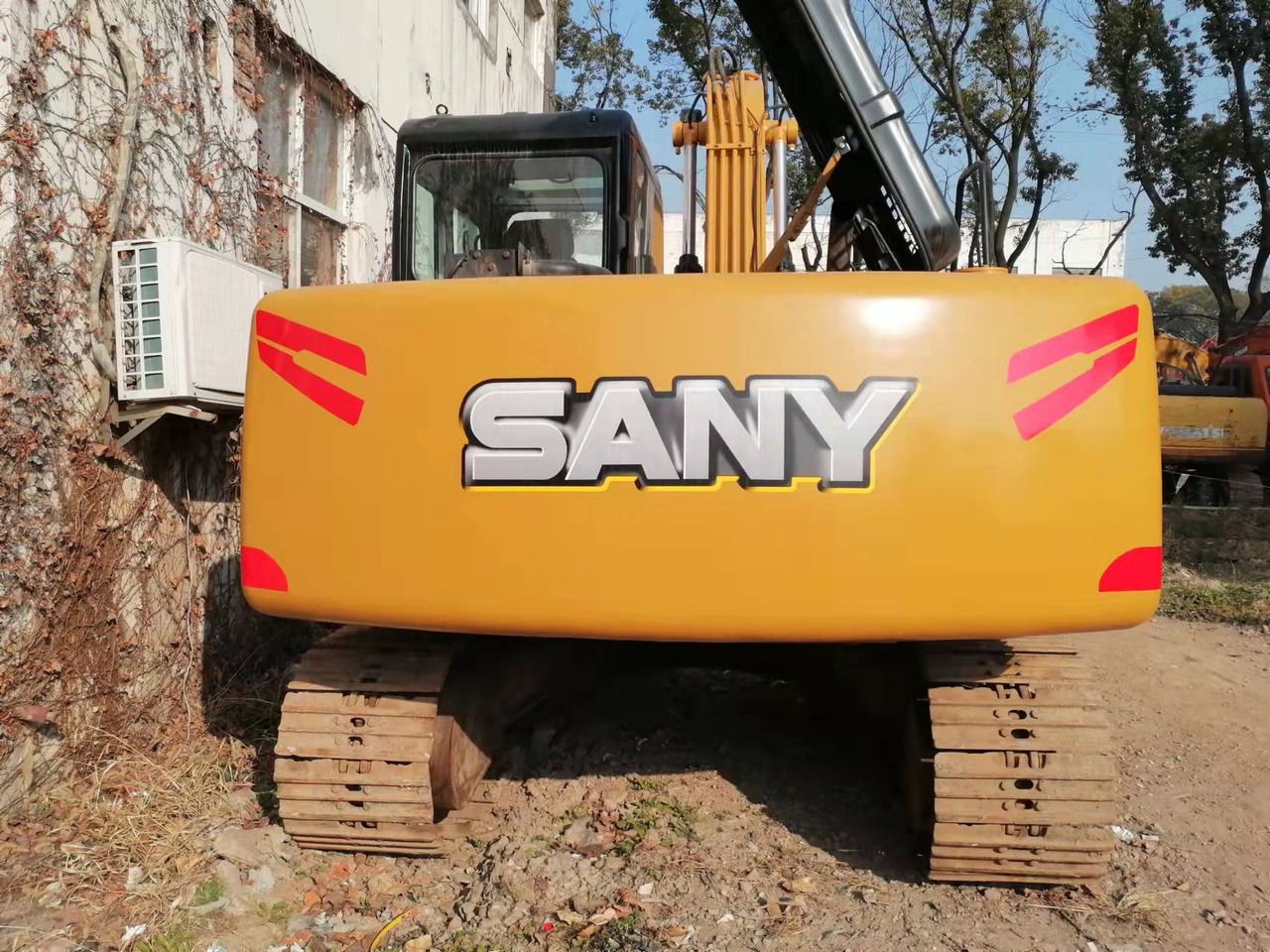 2022 Sany SY135 crawler excavator rear view 2022 Sany SY135 crawler excavator rear view