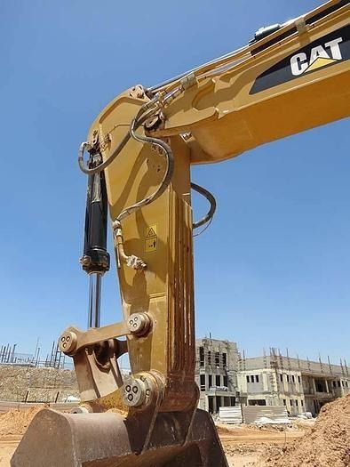 2017 Caterpillar 374FL crawler excavator boom and stick detail 2017 Caterpillar 374FL crawler excavator boom and stick detail