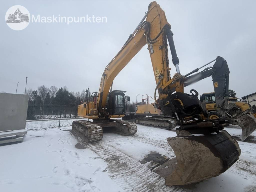 2016 JCB JS220 crawler excavator, front three-quarter view 2016 JCB JS220 crawler excavator, front three-quarter view