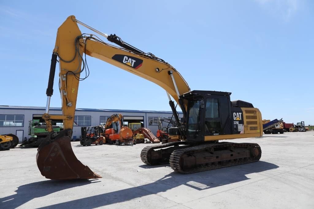 2014 Caterpillar 329ELN crawler excavator side view 2014 Caterpillar 329ELN crawler excavator side view