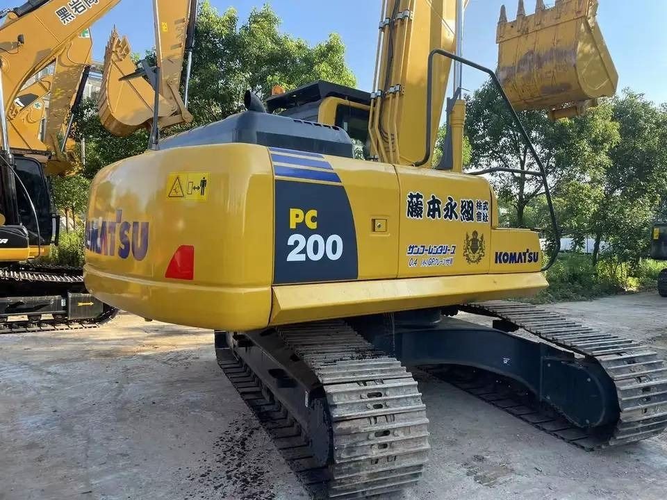 2022 Komatsu PC200-8 Raupenbagger, Ansicht von hinten dreiviertel 2022 Komatsu PC200-8 Raupenbagger, Ansicht von hinten dreiviertel