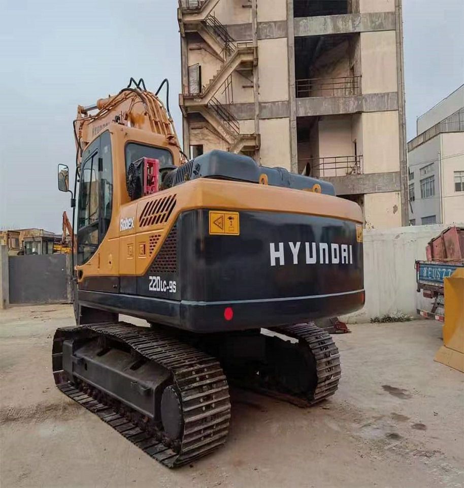 2019 Hyundai R220LC-9S crawler excavator, rear three-quarter view 2019 Hyundai R220LC-9S crawler excavator, rear three-quarter view