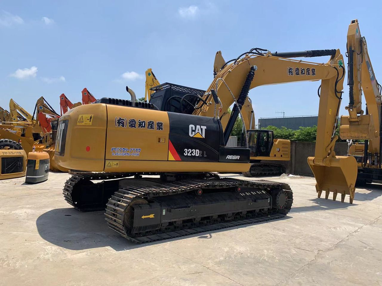 2021 Caterpillar 323D2 L crawler excavator, rear three-quarter view 2021 Caterpillar 323D2 L crawler excavator, rear three-quarter view