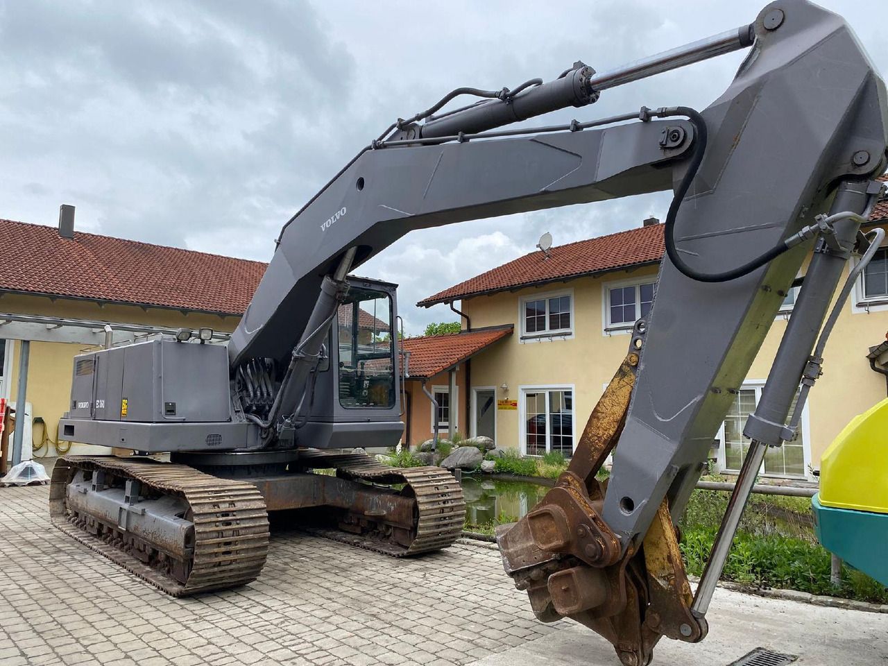 1993 Volvo EC300 crawler excavator, side view 1993 Volvo EC300 crawler excavator, side view