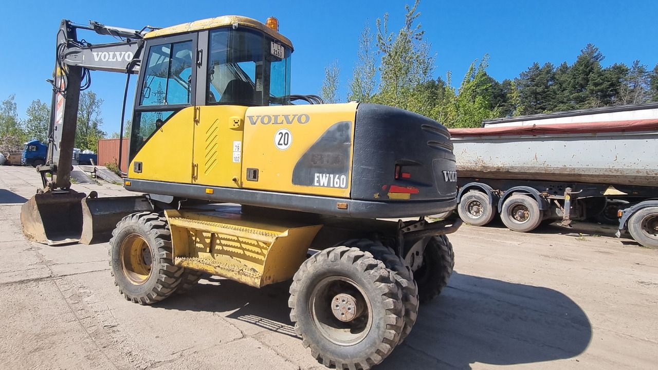 1999 Volvo EW160 wheel excavator, side view 1999 Volvo EW160 wheel excavator, side view