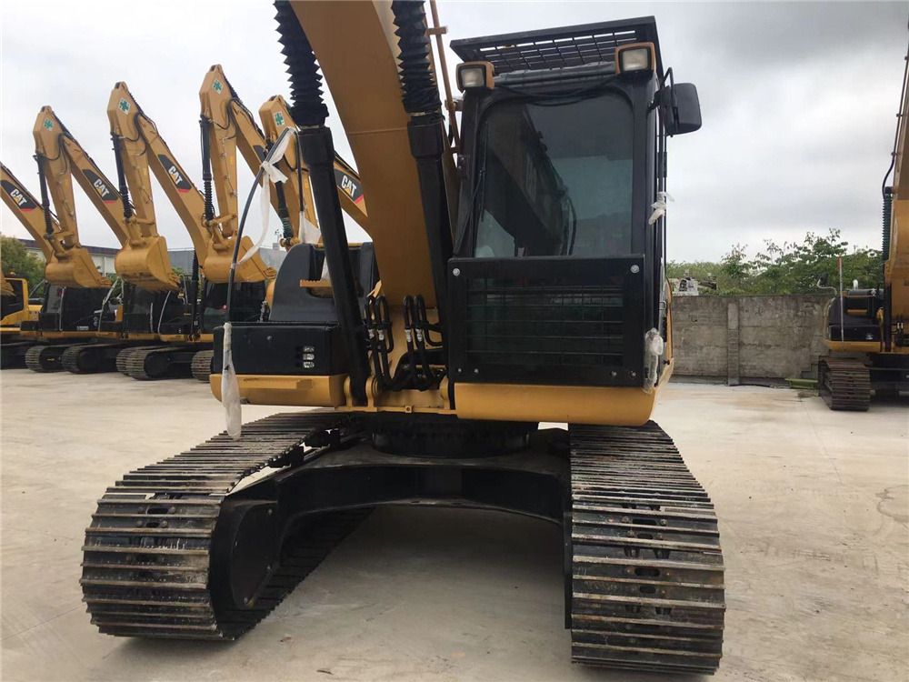 2023 Caterpillar 320D2 гусеничный экскаватор, вид спереди