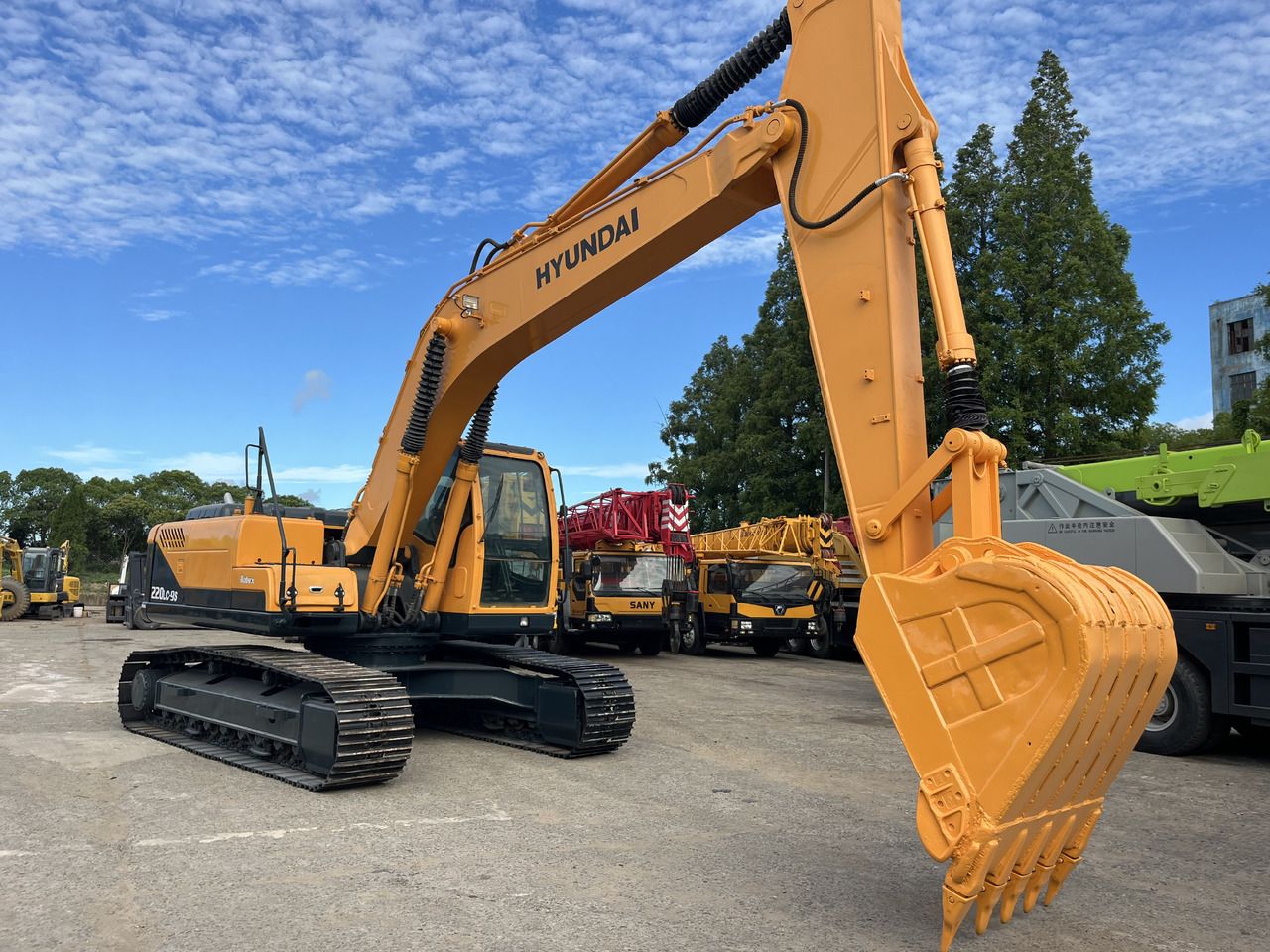 2024 Hyundai R220LC-9S crawler excavator, side view 2024 Hyundai R220LC-9S crawler excavator, side view