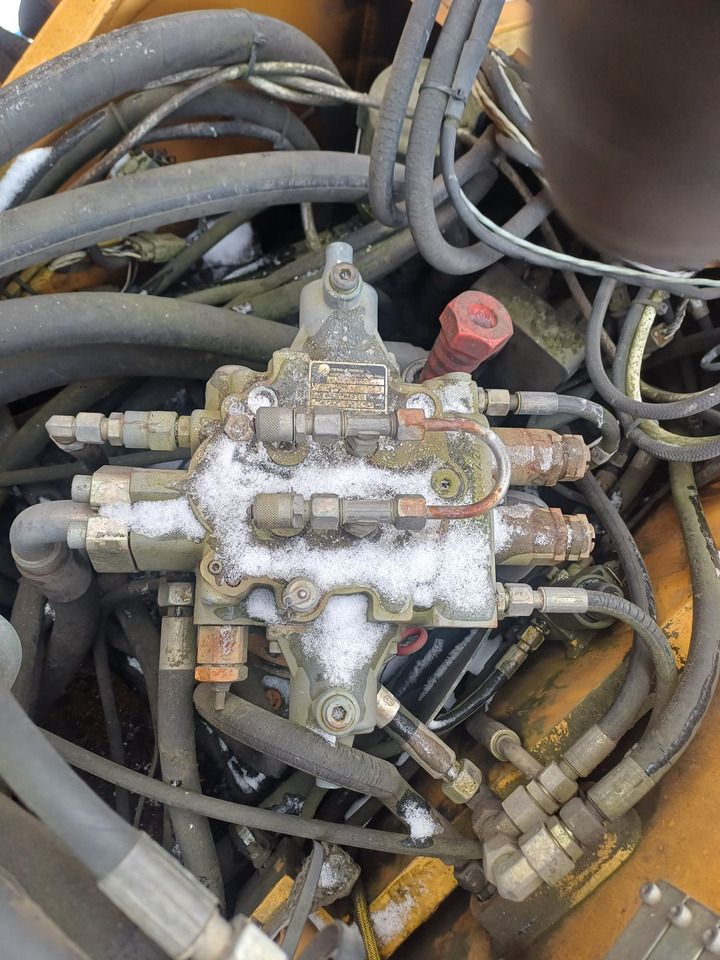 2003 Liebherr A924B wheel excavator hydraulic control valve detail