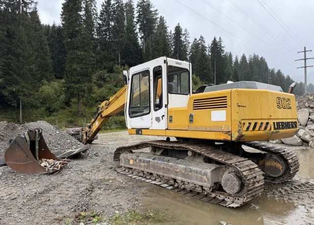 1995 Liebherr R902 STD LITRONIC crawler excavator, rear three-quarter view 1995 Liebherr R902 STD LITRONIC crawler excavator, rear three-quarter view