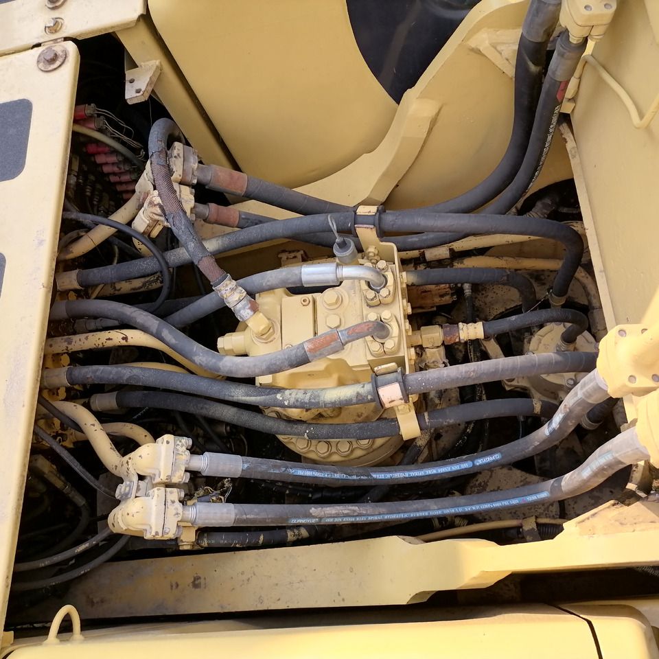2016 Komatsu 200-6 hydraulic pump compartment view