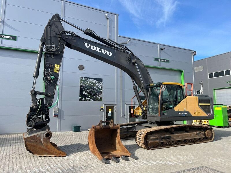 2017 Volvo EC300EL crawler excavator, side profile view 2017 Volvo EC300EL crawler excavator, side profile view