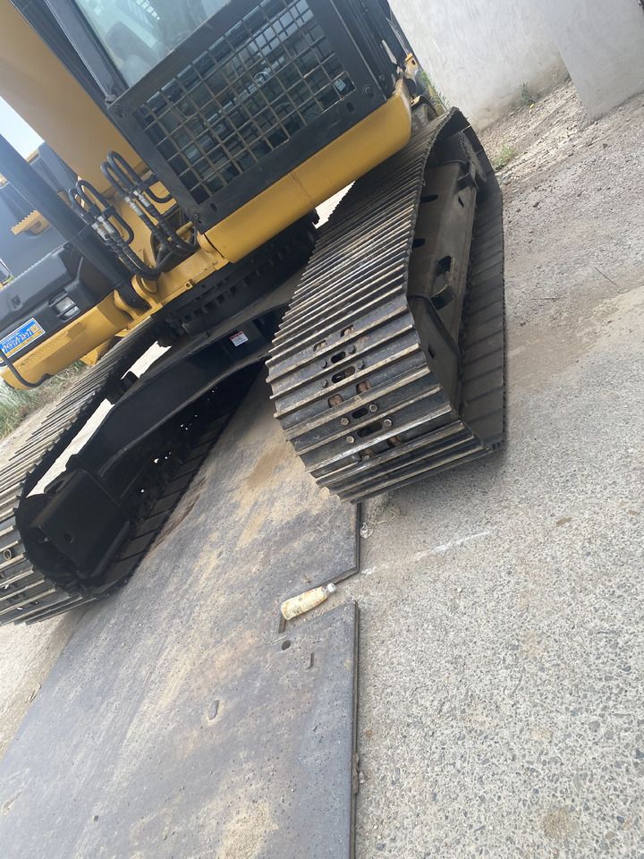 2015 Caterpillar 320D crawler excavator track and undercarriage view 2015 Caterpillar 320D crawler excavator track and undercarriage view