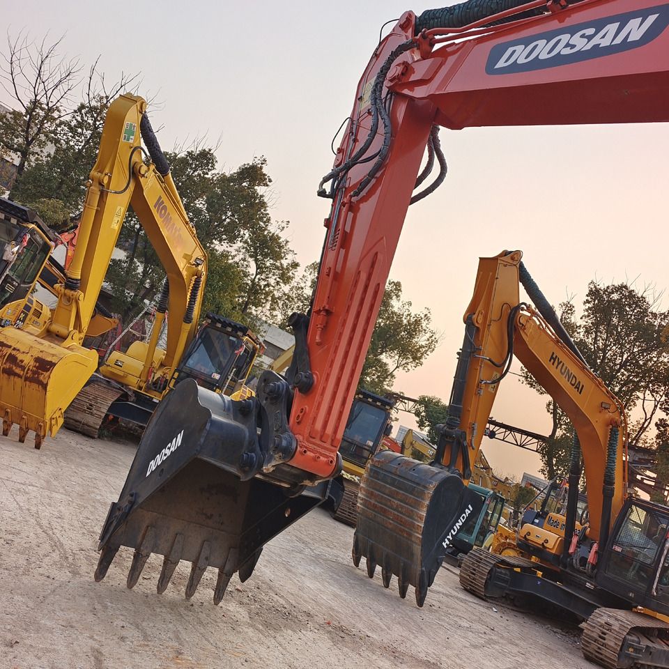 2023 Doosan DX300LC-9C crawler excavator boom and bucket view