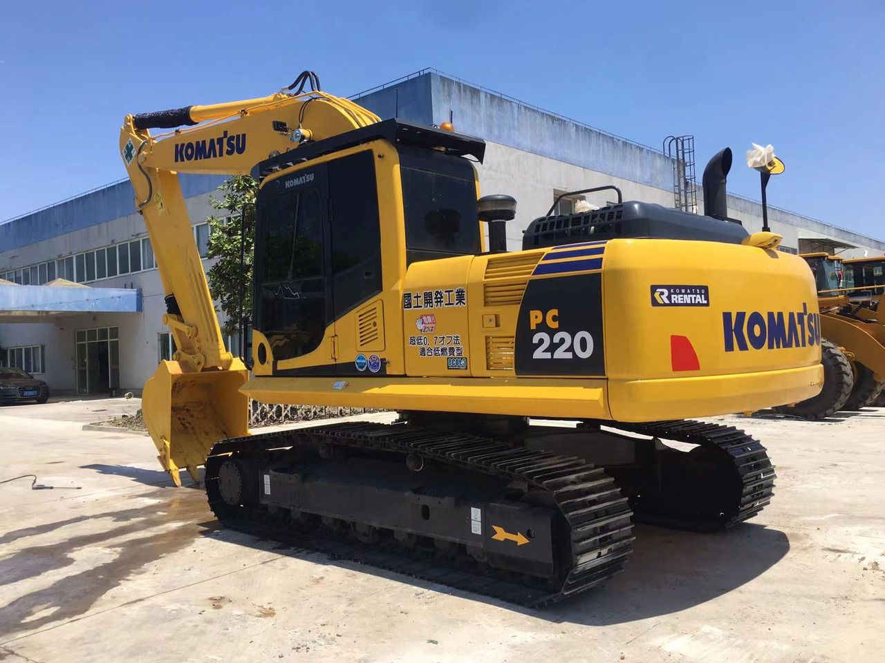 Escavatore cingolato Komatsu PC220-8 del 2023, vista posteriore tre quarti Escavatore cingolato Komatsu PC220-8 del 2023, vista posteriore tre quarti
