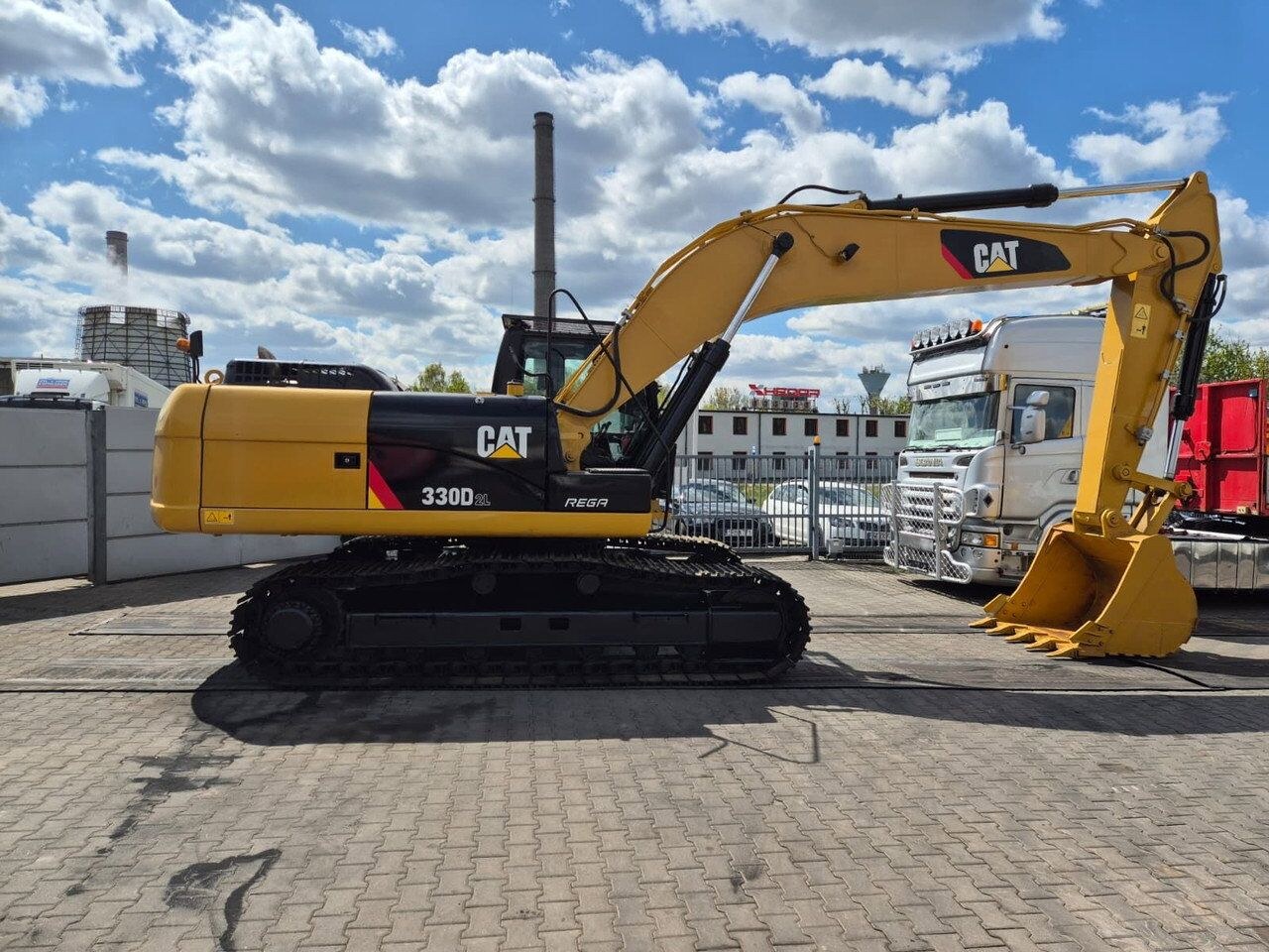 2022 Caterpillar 330D2L crawler excavator side view