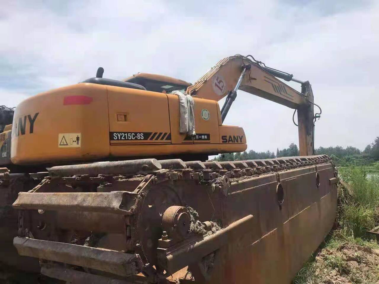 2020 Sany SY215C-8S amphibious excavator, side view 2020 Sany SY215C-8S amphibious excavator, side view