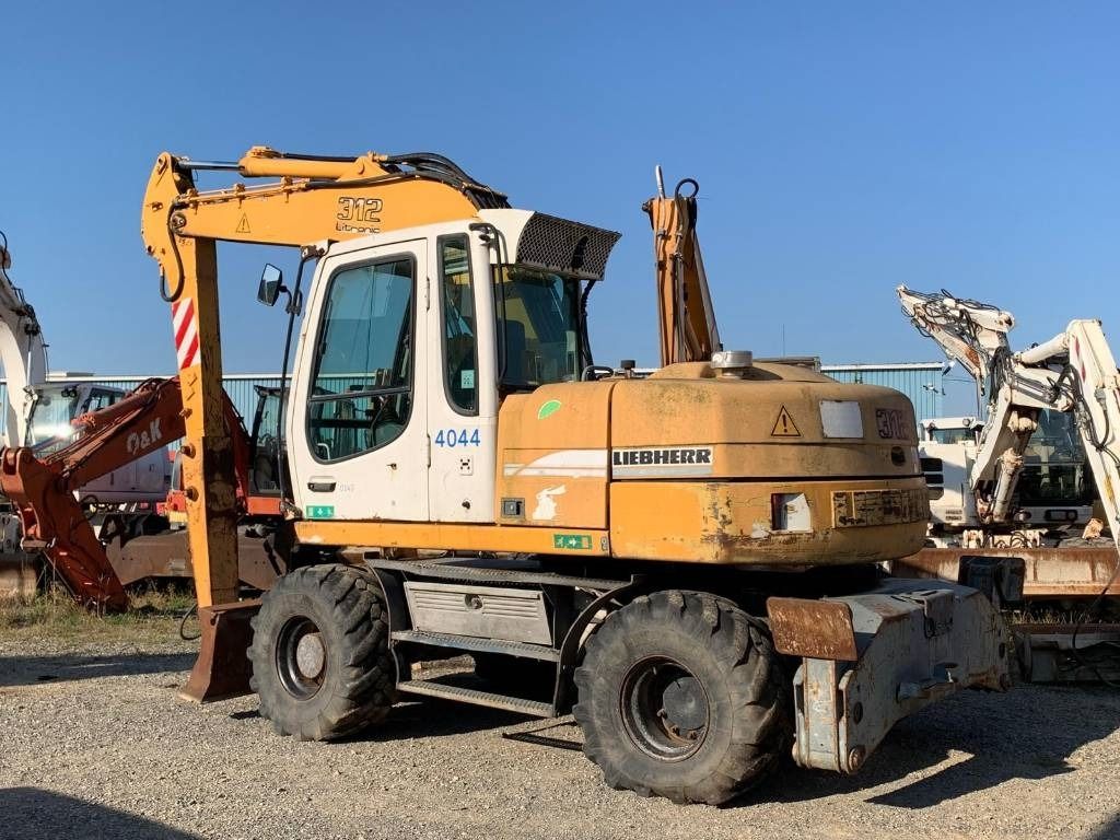2002 Liebherr A312 wheel excavator, side profile view 2002 Liebherr A312 wheel excavator, side profile view