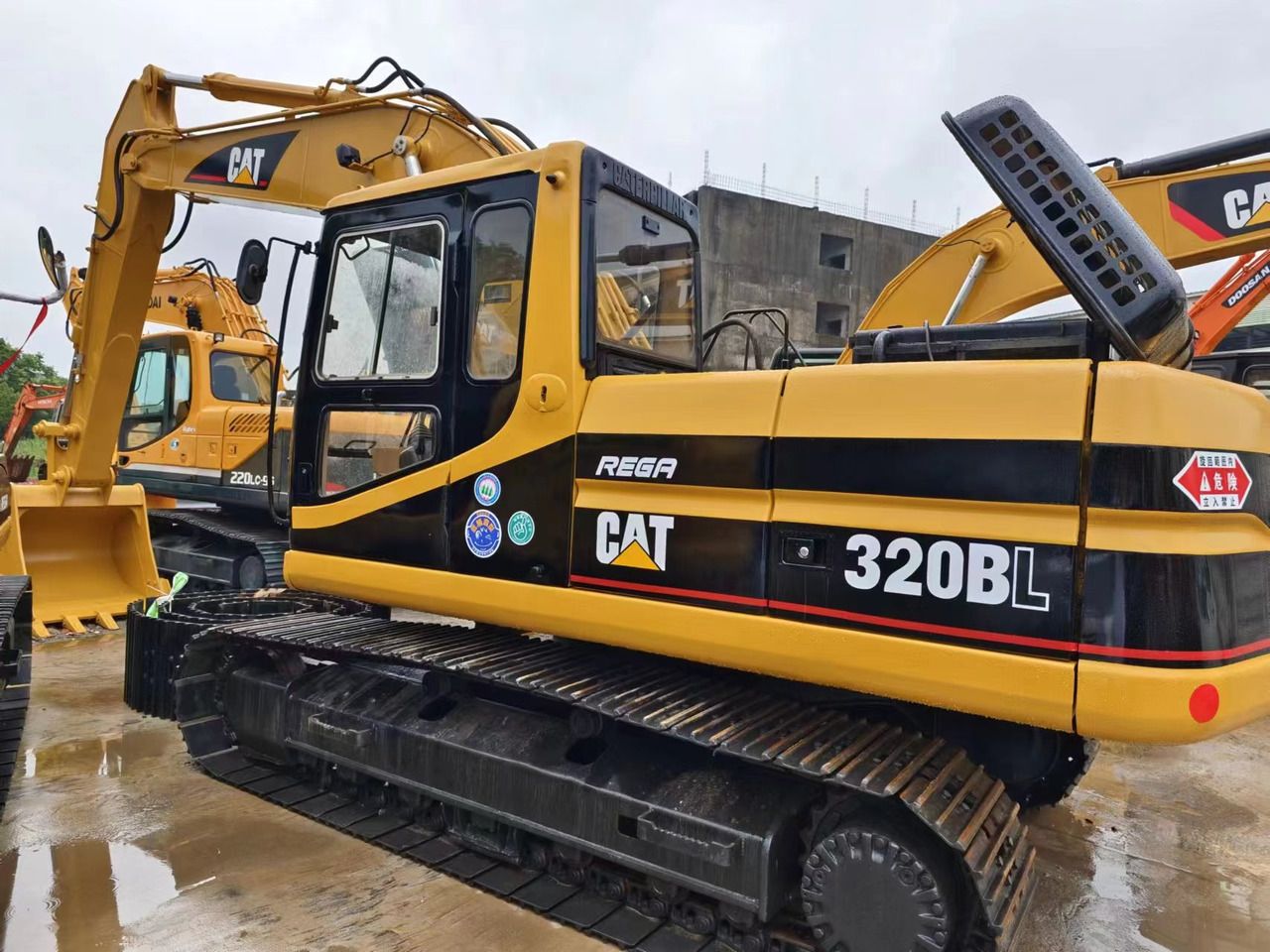 2014 Caterpillar 320BL crawler excavator, side view 2014 Caterpillar 320BL crawler excavator, side view