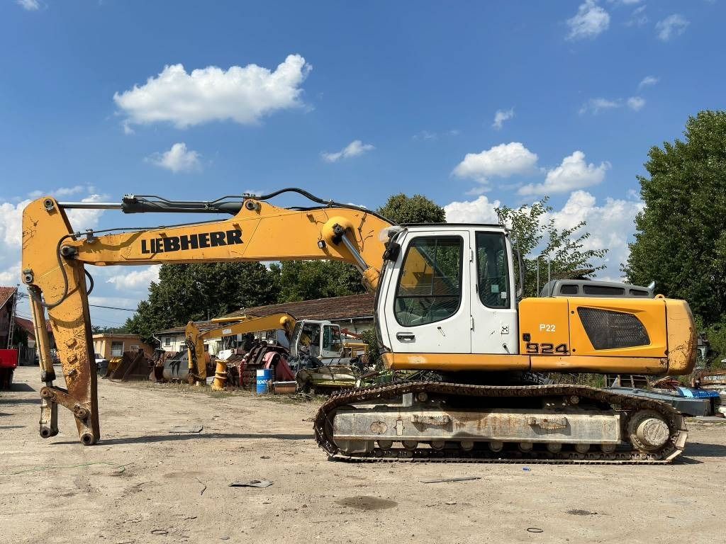 2007 Liebherr R924C crawler excavator, side profile view 2007 Liebherr R924C crawler excavator, side profile view