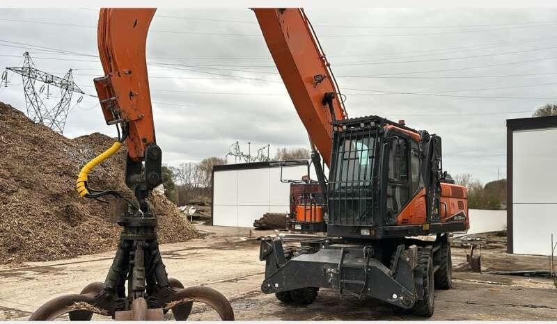 2022 Doosan DX250WMH-7 wheel excavator with grapple attachment, side view 2022 Doosan DX250WMH-7 wheel excavator with grapple attachment, side view