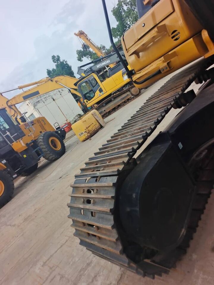 2024 Caterpillar 336 crawler excavator, close-up of track assembly 2024 Caterpillar 336 crawler excavator, close-up of track assembly