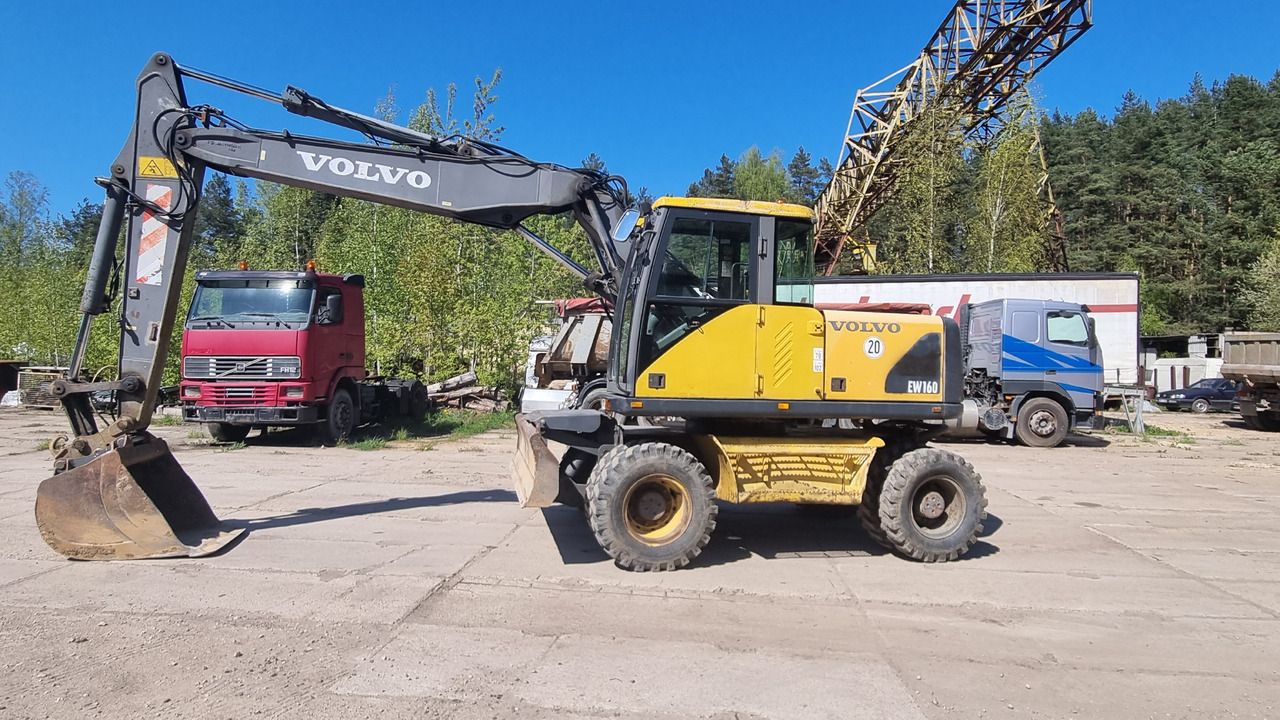 1999 Volvo EW160 wheel excavator, side view 1999 Volvo EW160 wheel excavator, side view
