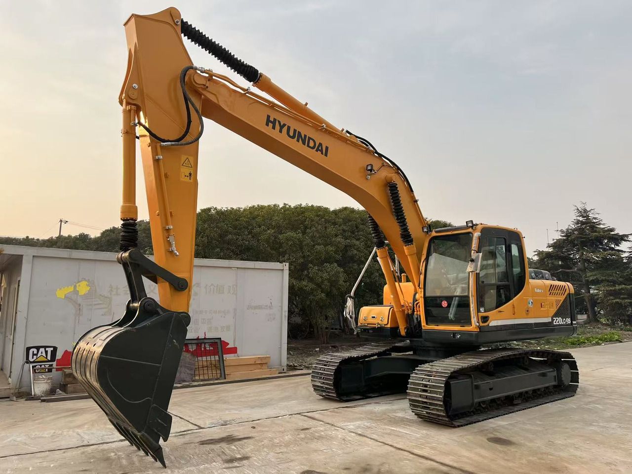 2022 Hyundai R220LC-9S crawler excavator, side profile view 2022 Hyundai R220LC-9S crawler excavator, side profile view