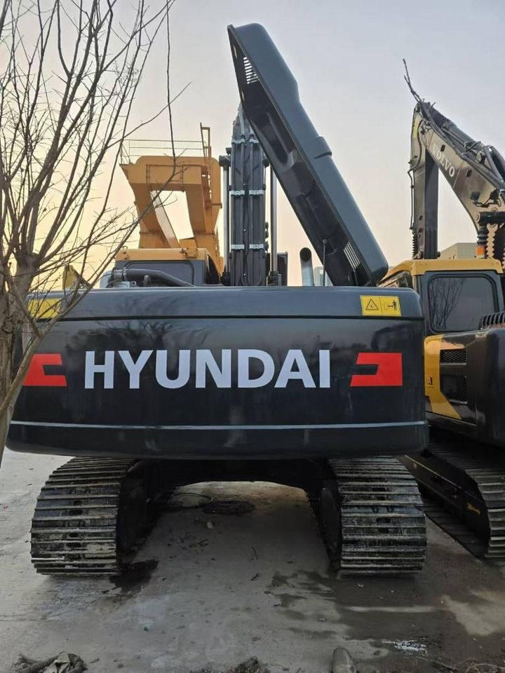 2023 Hyundai R220LC-9S crawler excavator rear view 2023 Hyundai R220LC-9S crawler excavator rear view